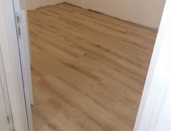 Pose lame effet parquet chambre-La casa de deco